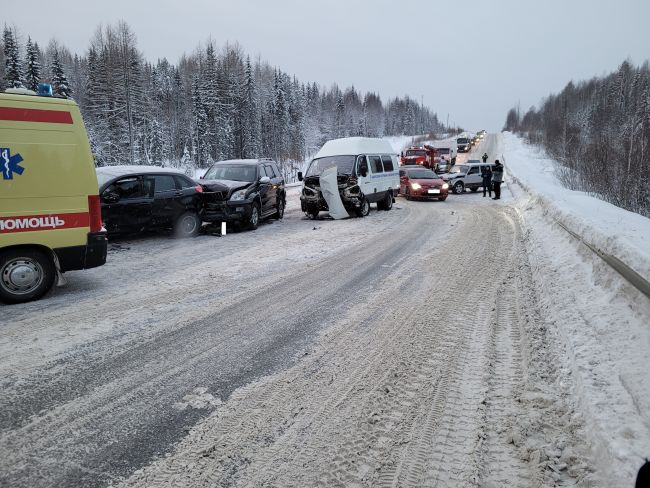 В Ухте столкнулись 4 авто, пострадали 2 человека